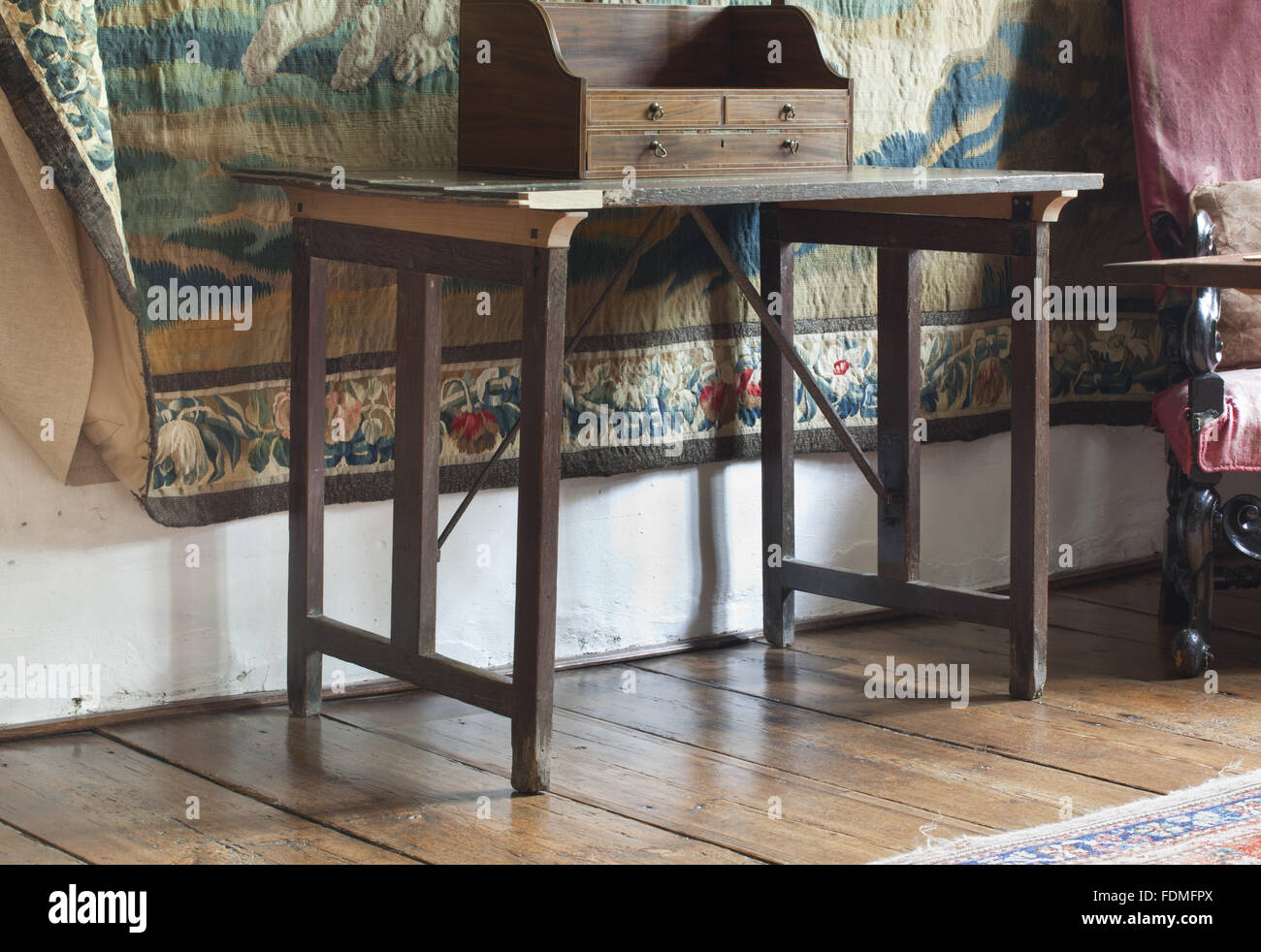 Ein 17. Jahrhundert 'Spanischen' Tisch, wahrscheinlich gemacht auf dem Landgut Cotehele im Red Room bei Cotehele, Cornwall. Stockfoto