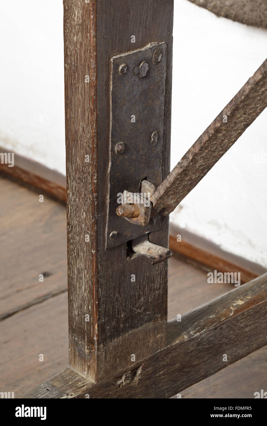 Schließen Sie die Ansicht des Klappmechanismus der siebzehnten Jahrhunderts 'Spanischen' Tabelle, wahrscheinlich gemacht auf dem Landgut Cotehele im Red Room bei Cotehele, Cornwall. Stockfoto