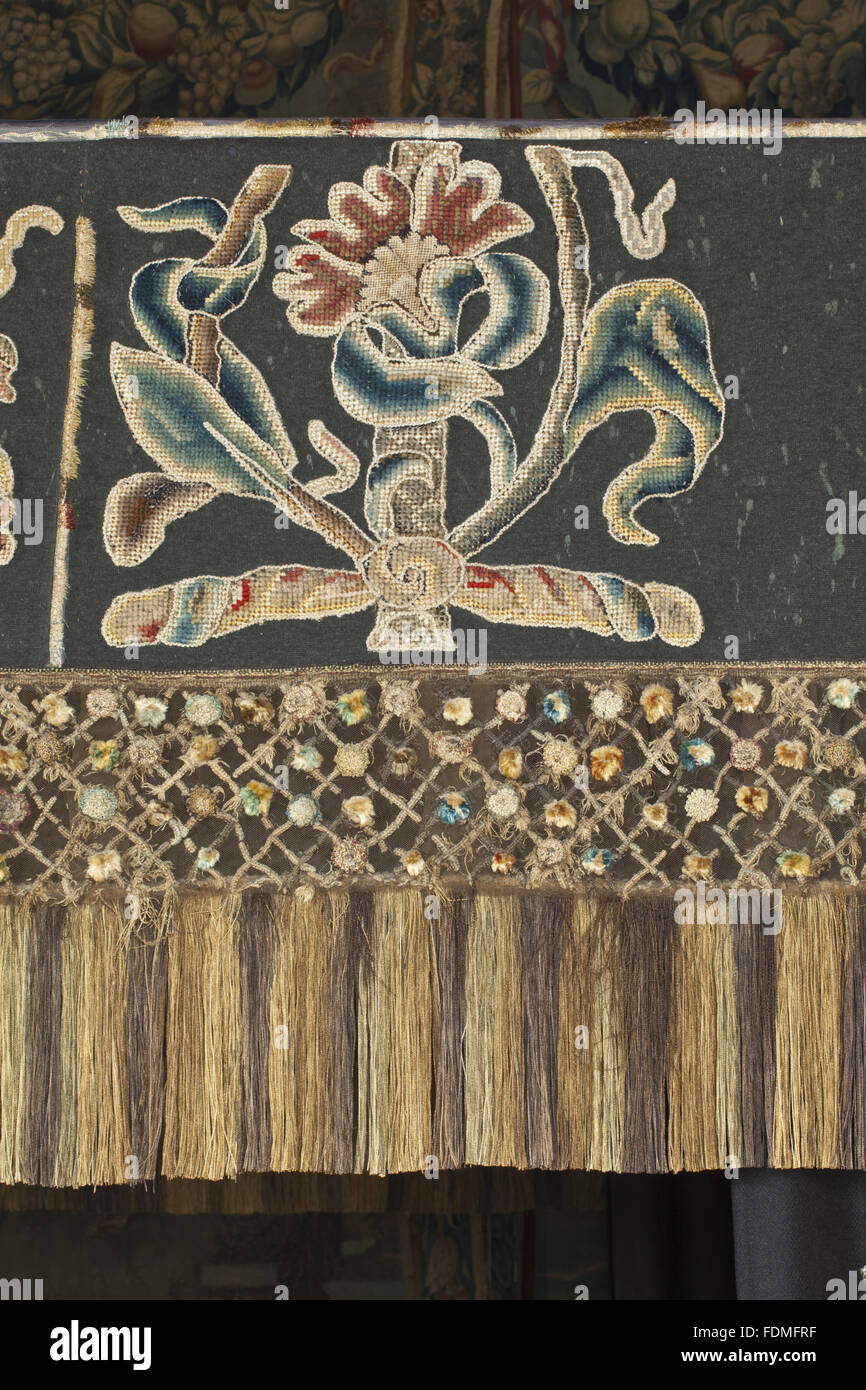 Bestickte Panel wiederverwendet, die König Charles Zimmer Bett Behang am Cotehele, Cornwall zu verschönern. Den Behang sind späten 17. oder frühen 18. Jahrhundert und sind scheinen-Arbeit mit einigen Seide in Petit Point und Kreuzstich. Stockfoto