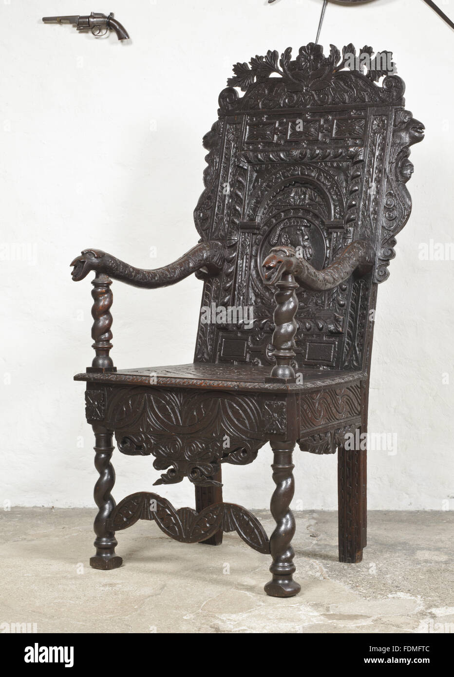 Ende des sechzehnten Jahrhunderts Eiche Sessel in der Halle am Cotehele, Cornwall. Stockfoto