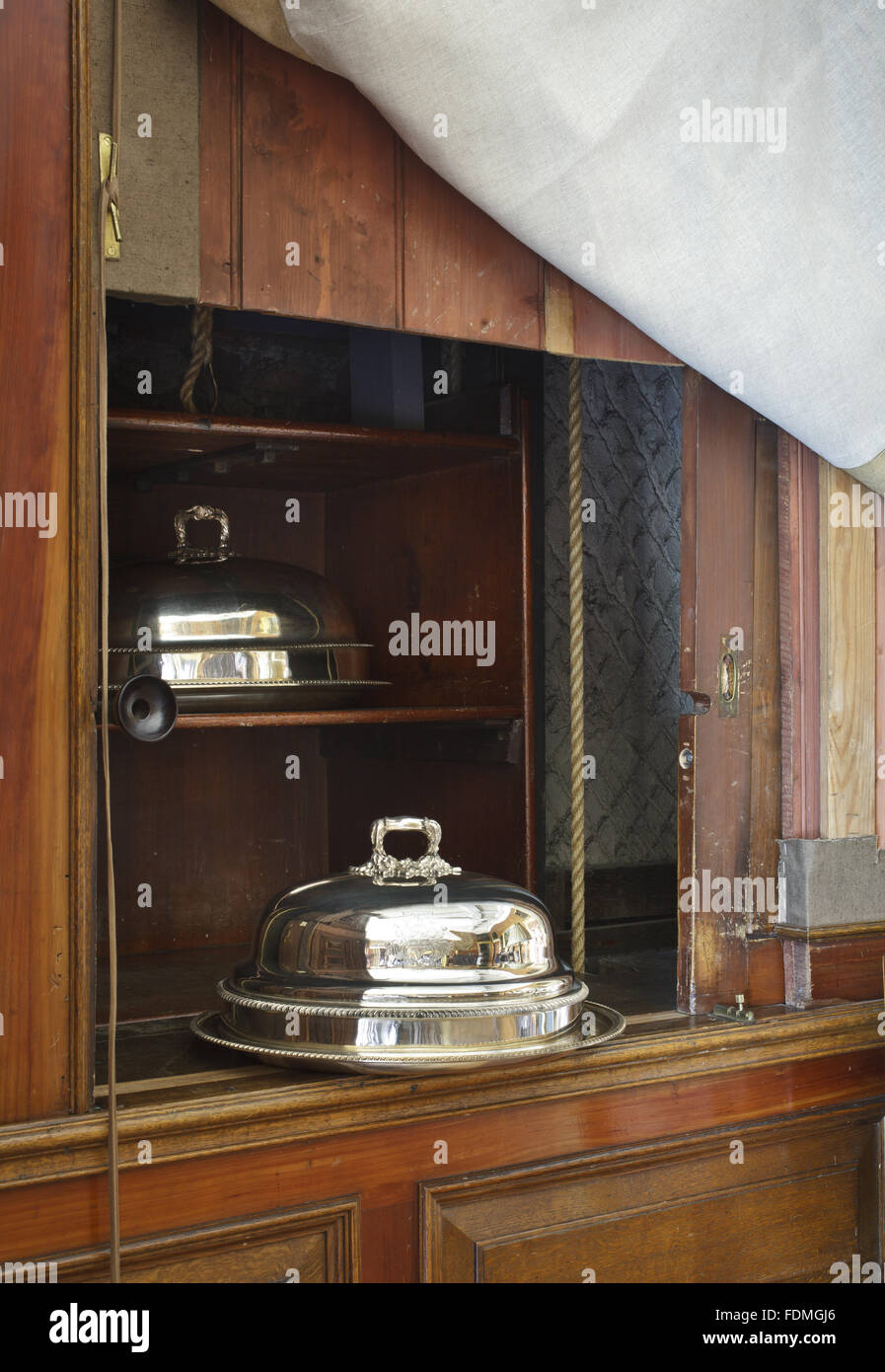 Silber Geschirr in der stumme Kellner im Speisesaal bei Kingston Lacy, Dorset. Stockfoto