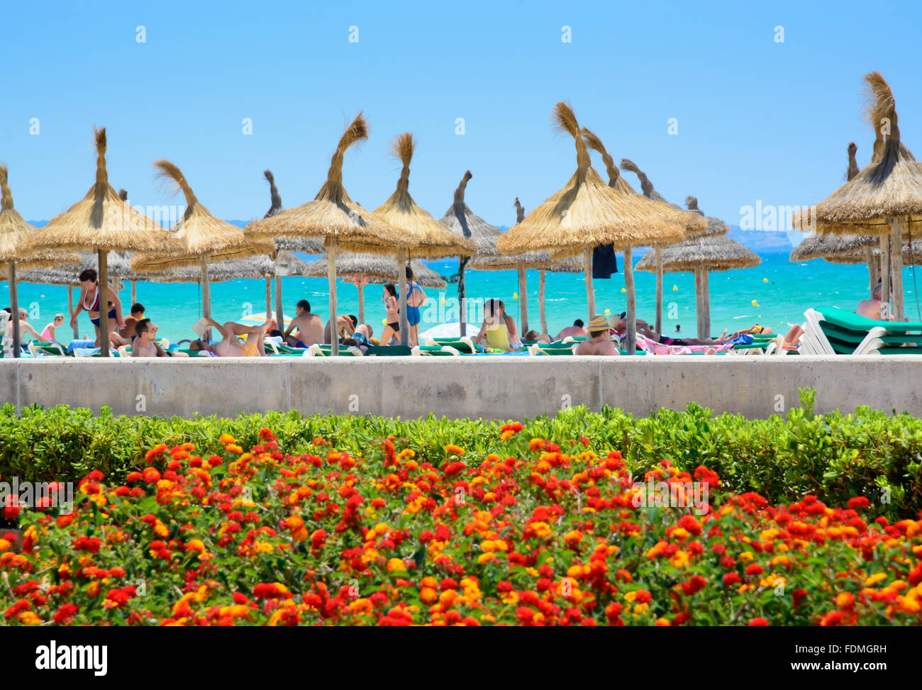 Mallorca Sommerstrand mit Touristen auf einem sonnigen, heißen Sommertag im Juli Stockfoto