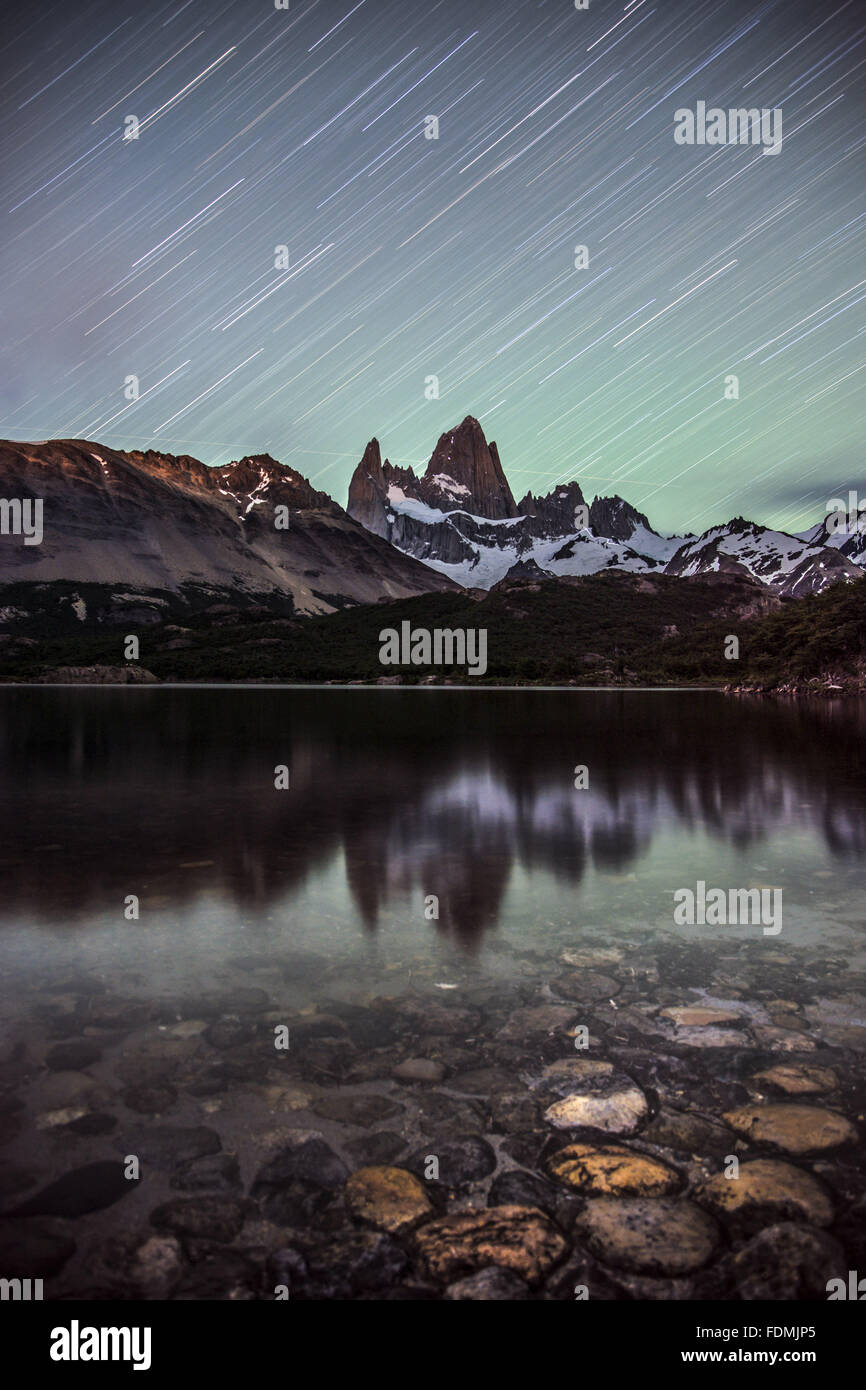 Sterne am Himmel gestreift unter der Wirkung der Langzeitbelichtung und Reflexion des Mount Fitz Roy in See Stockfoto