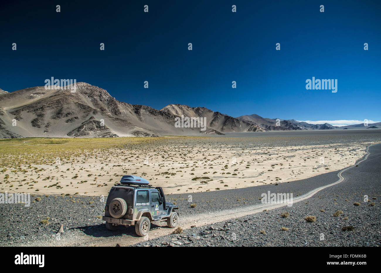 Jeep unterwegs National Highway 40 durch die Wüste in der Region Antofagasta De La Sierra Stockfoto