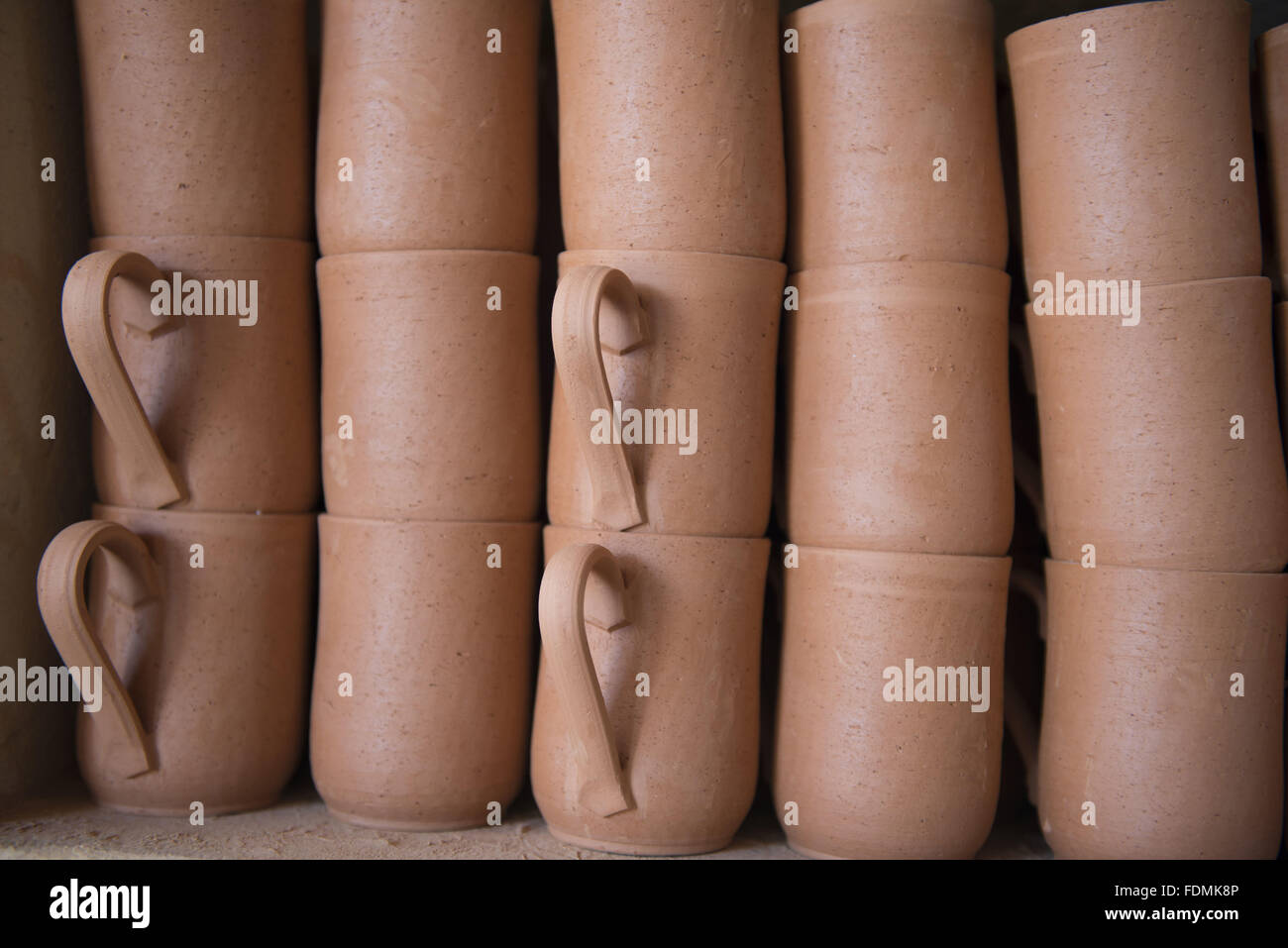 Gestapelte Keramiktasse - Sierra Capybara Stockfoto