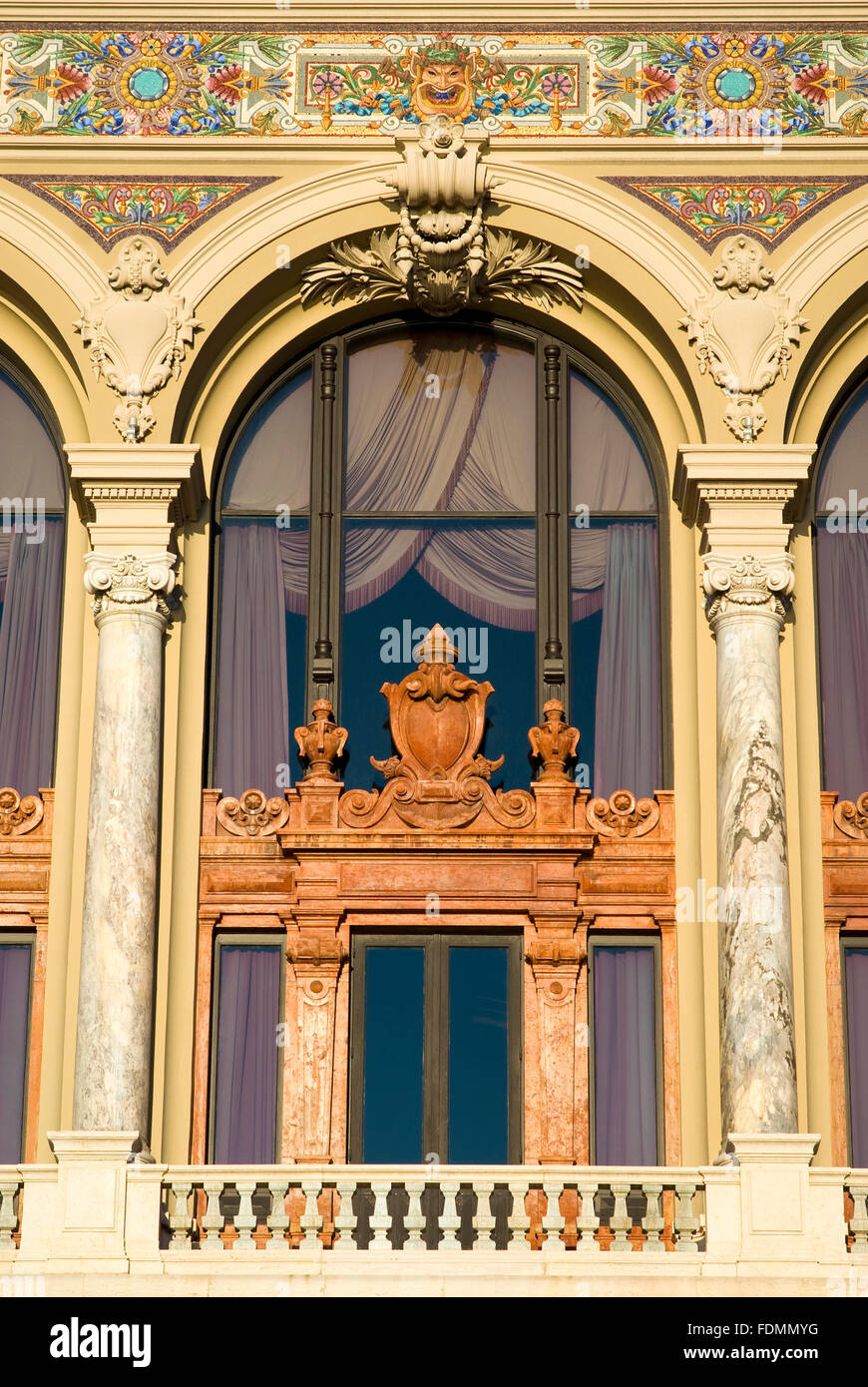 Rokoko Verzierungen an der Fassade der Monte-Carlo-Oper Stockfoto