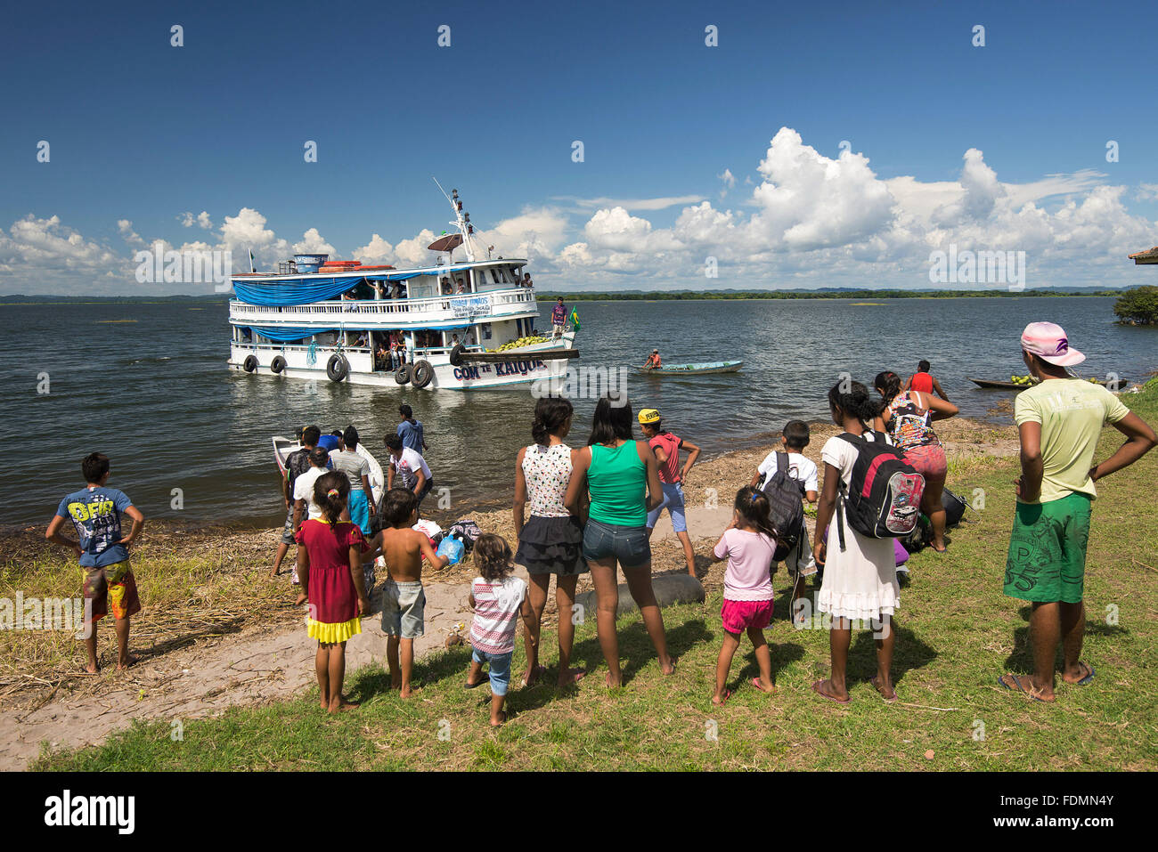 Spielplatz - typischen Boot erreicht das Ufer geschwind Gemeinschaft von Rio Tapajos Stockfoto