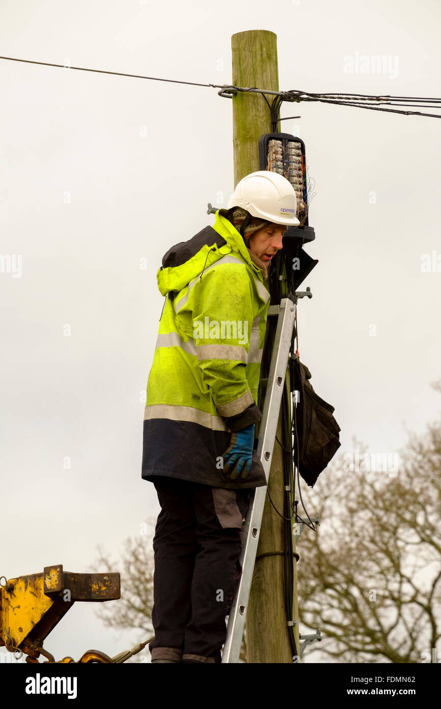 British Telecom Ingenieur einen Telegrafenmast in Salisbury an einem kalten winterlichen Tag ersetzen Stockfoto
