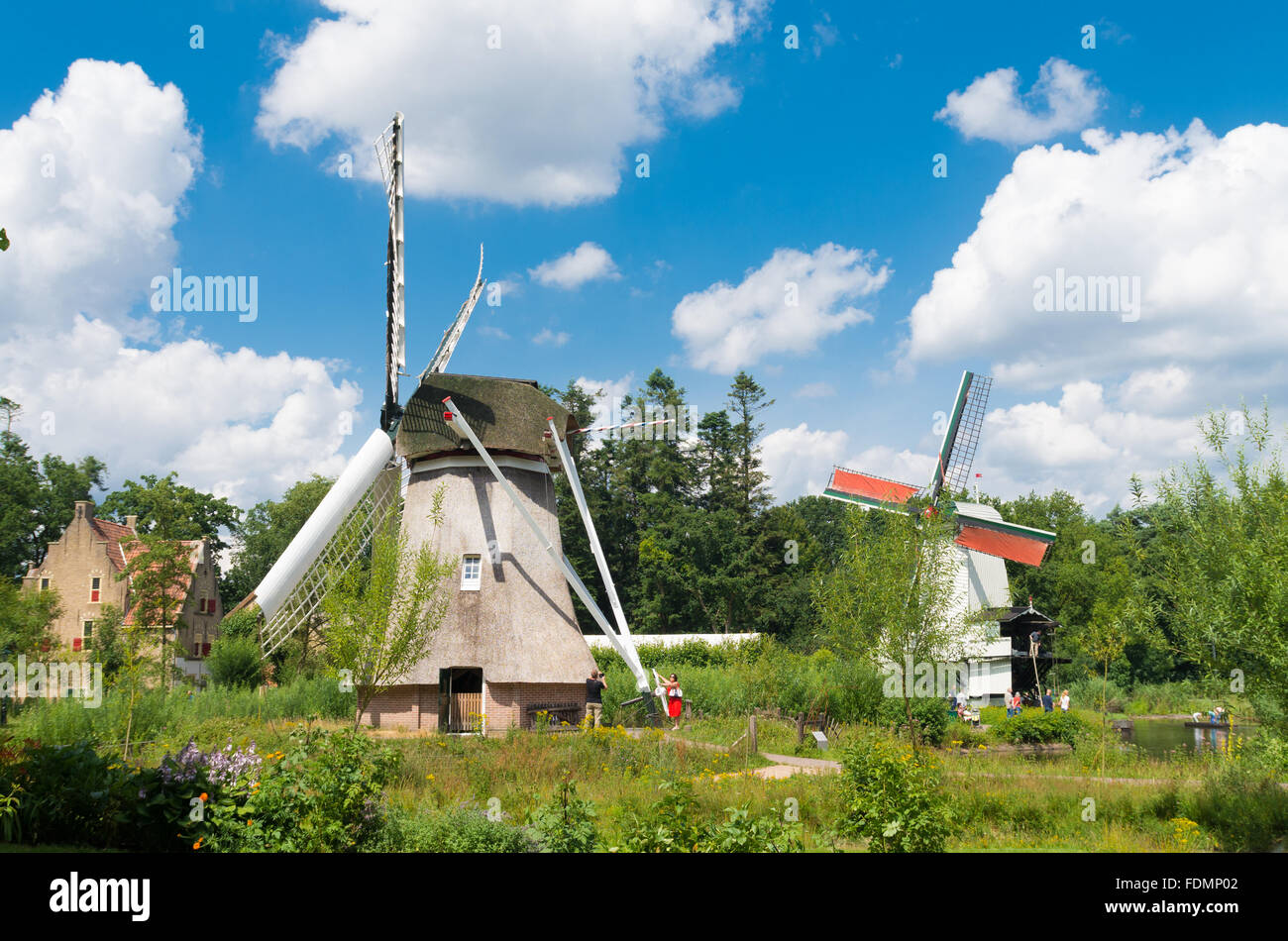 ARNHEM, Niederlande - 26. Juli 2015: Classic Windmühlen in den Niederlanden Open-Air-Museum. Das Museum zeigt der niederländischen Geschichte fr Stockfoto