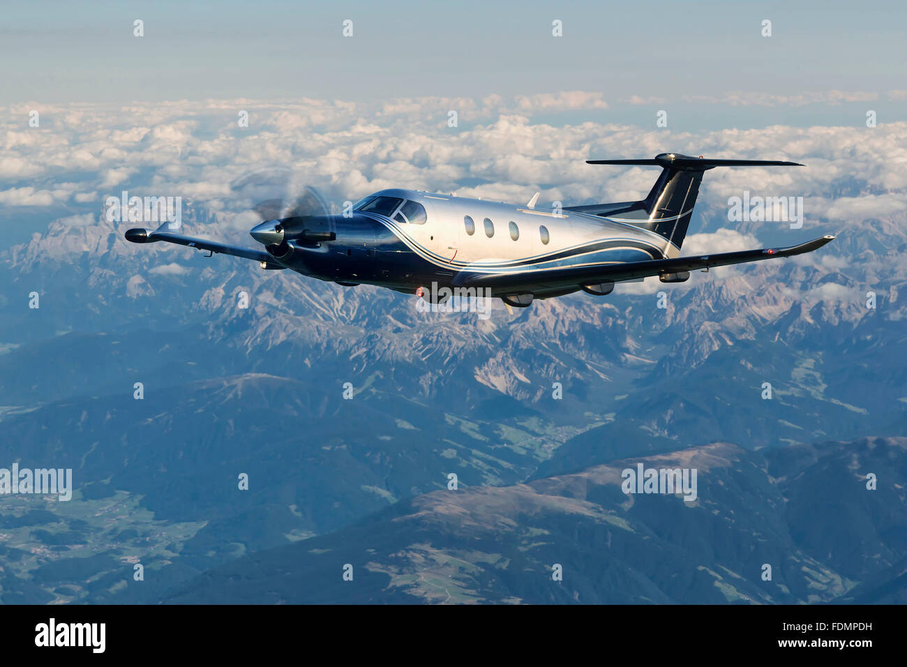 Einmotoriges Turboprop-Flugzeuge fliegen über die Alpen in Österreich  Stockfotografie - Alamy