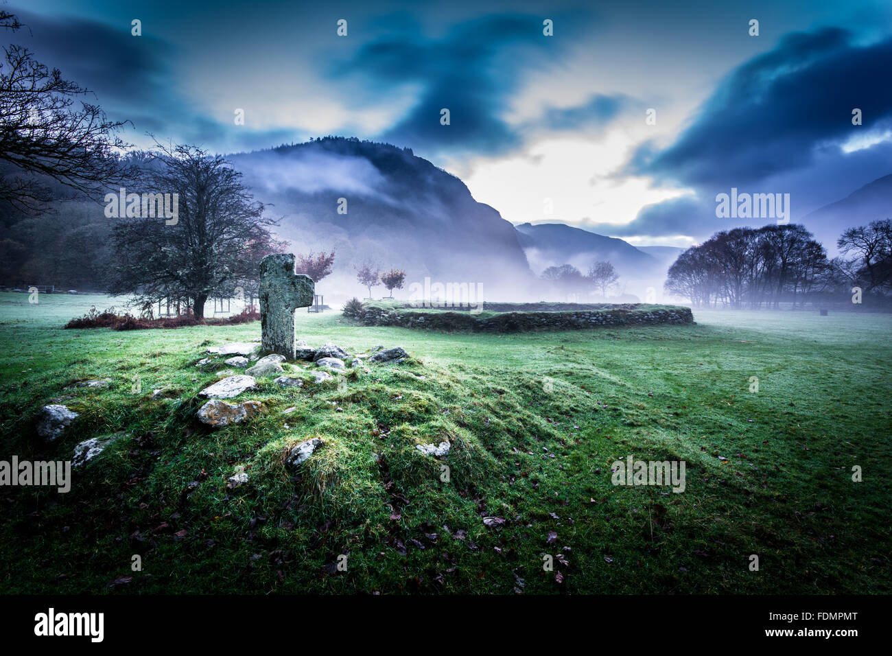 Winterliche Szene in der Klosterstadt von Glendalough in den Wicklow Hochland entlang Irlands alte Osten Touring Route. Stockfoto