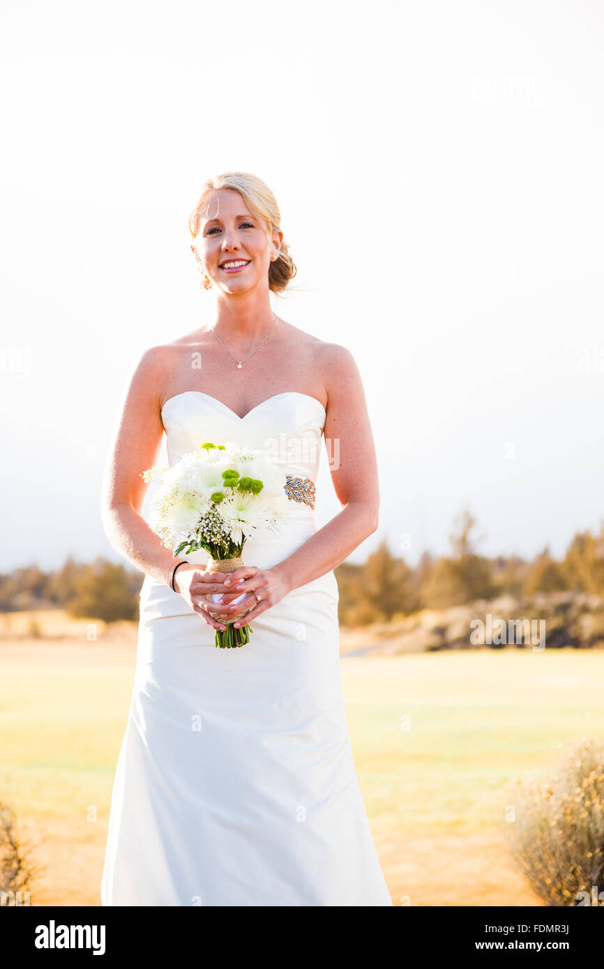 Porträt der Braut während der Braut Sitzung bei einer Hochzeit in Zentral-Oregon. Stockfoto