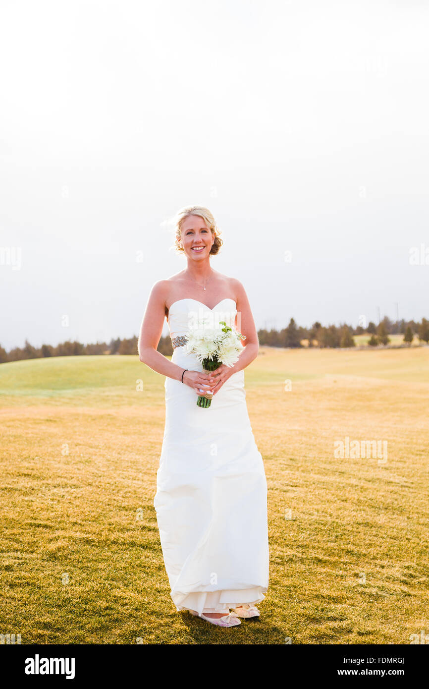 Porträt der Braut während der Braut Sitzung bei einer Hochzeit in Zentral-Oregon. Stockfoto