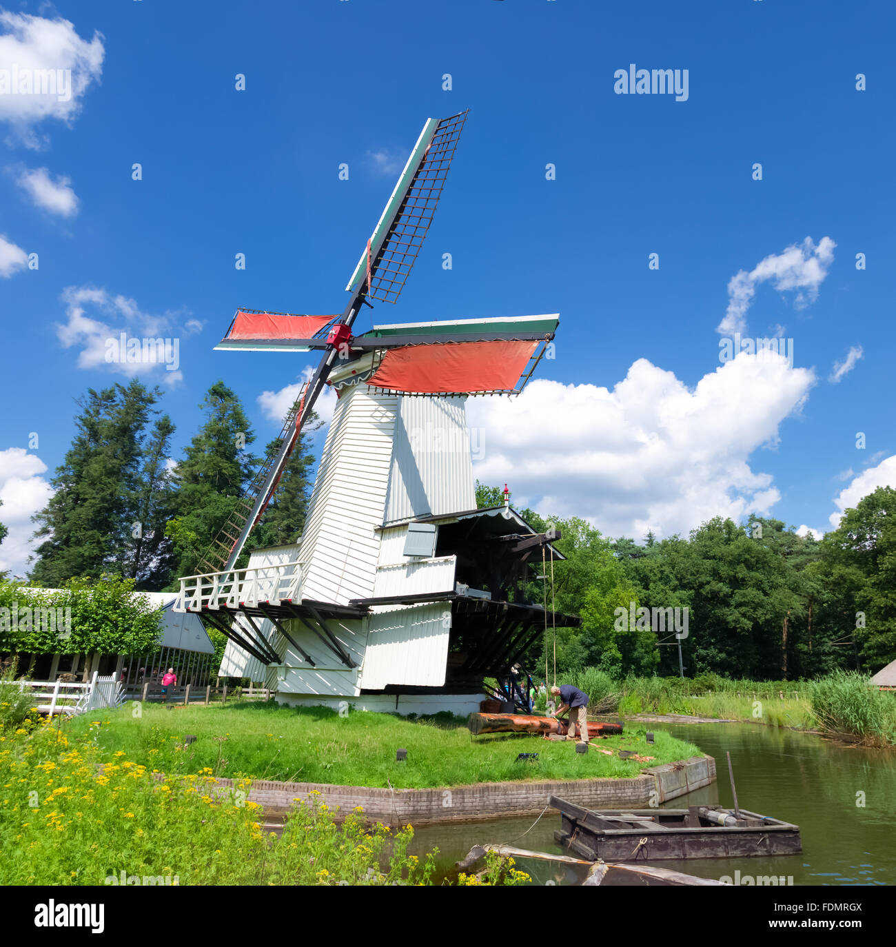 ARNHEM, Niederlande - 26. Juli 2015: Classic Windmühle in den Niederlanden Open-Air-Museum. Das Museum zeigt der niederländischen Geschichte her Stockfoto