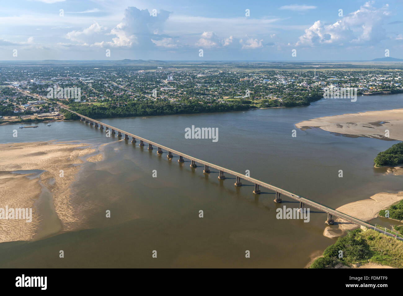 Luftaufnahme der Macuxis-BR-401-Brücke über den White River - Trockenheit in der Region Stockfoto