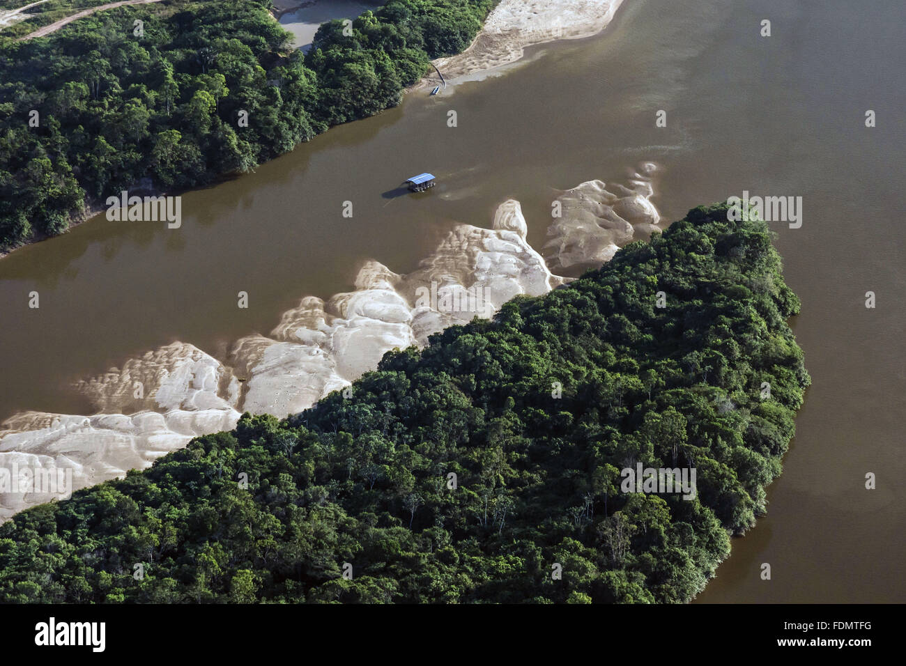 Luftaufnahme des Boot Segeln in den White River und Amazonas Wald Stockfoto