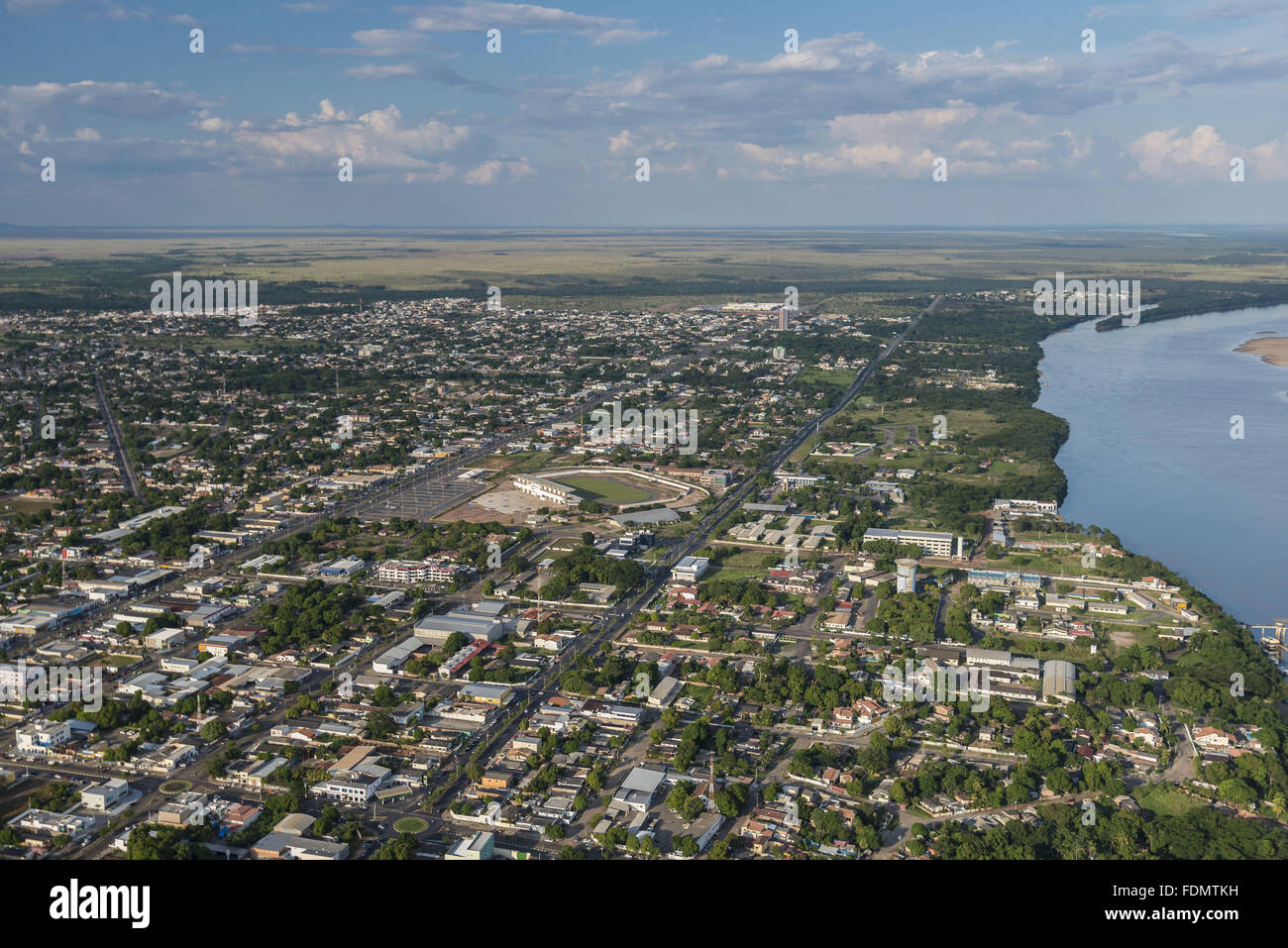 Luftaufnahme der Stadt in White River bank Stockfoto