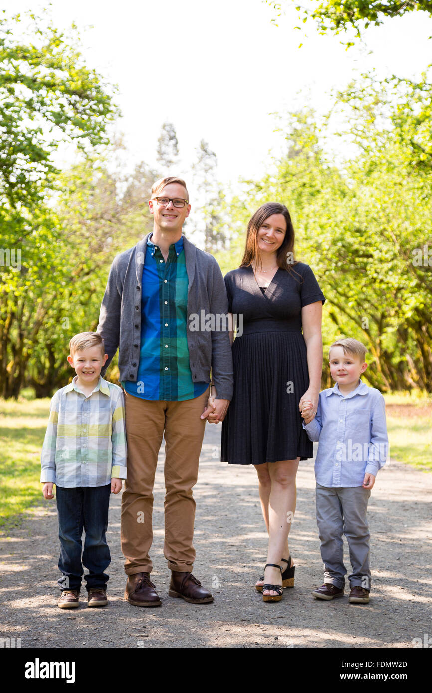 Familie von vier freien in einer natürlichen Umgebung mit schönen Licht in ein Lifestyle-Porträt. Stockfoto