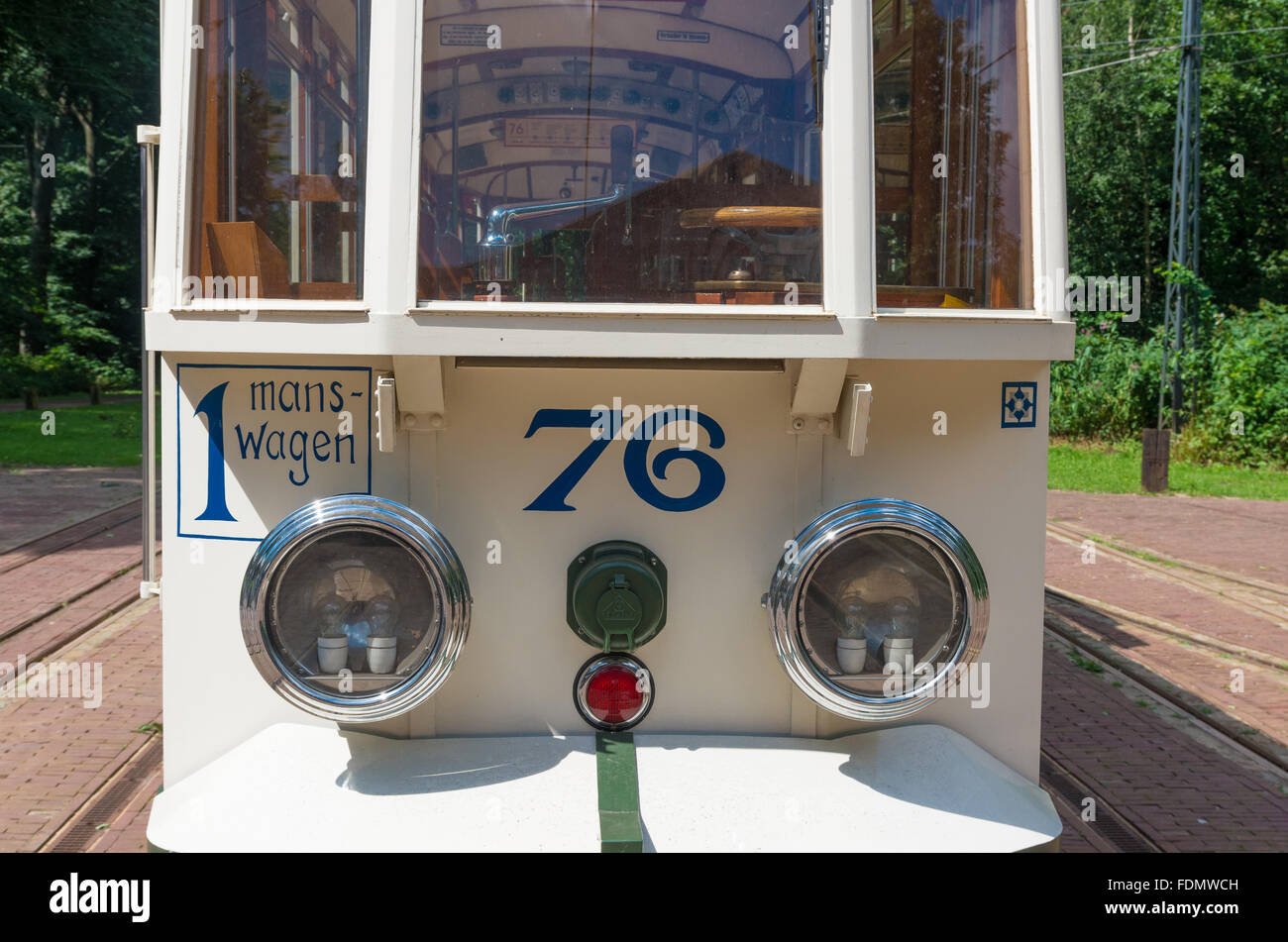 ARNHEM, Niederlande - 26. Juli 2015: Vintage Straßenbahn in den Niederlanden Open-Air-Museum. Das Museum zeigt der niederländischen Geschichte aus einer Stockfoto
