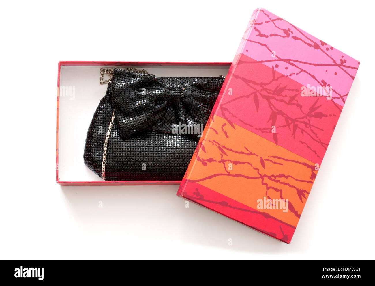 Isolierte Clutch-Tasche in rot und rosa Geschenkbox über weiß Stockfoto