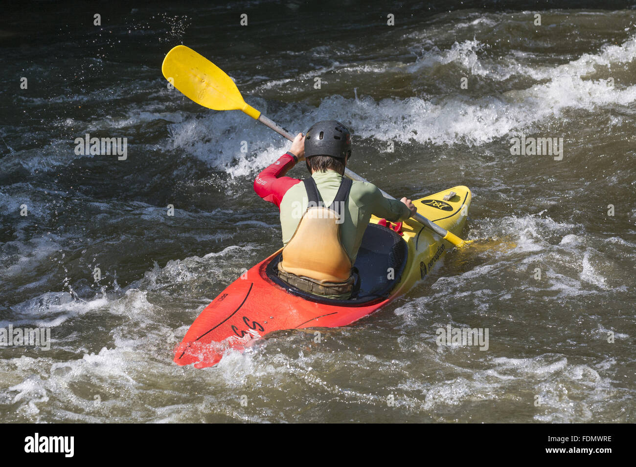 Rafting auf dem Fluss Paranhana - Kanuten durch Stromschnellen Stockfoto