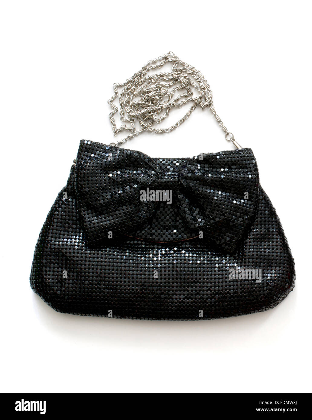 Isolierte schwarze Clutch-Tasche mit Silberkette über weiß Stockfoto