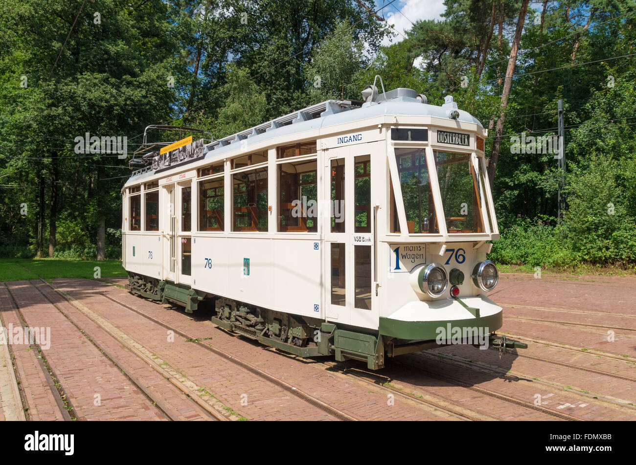 ARNHEM, Niederlande - 26. Juli 2015: Vintage Straßenbahn in den Niederlanden Open-Air-Museum. Das Museum zeigt der niederländischen Geschichte aus einer Stockfoto