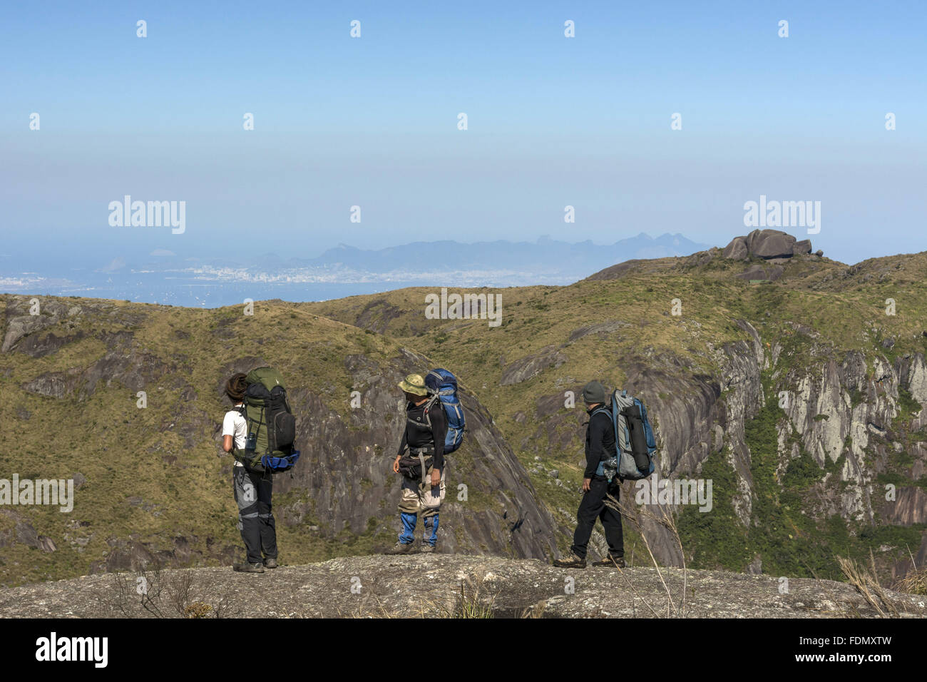 Ecoturistas Contemplando Paisagem kein Parque Nacional da Serra Dos Órgãos Stockfoto