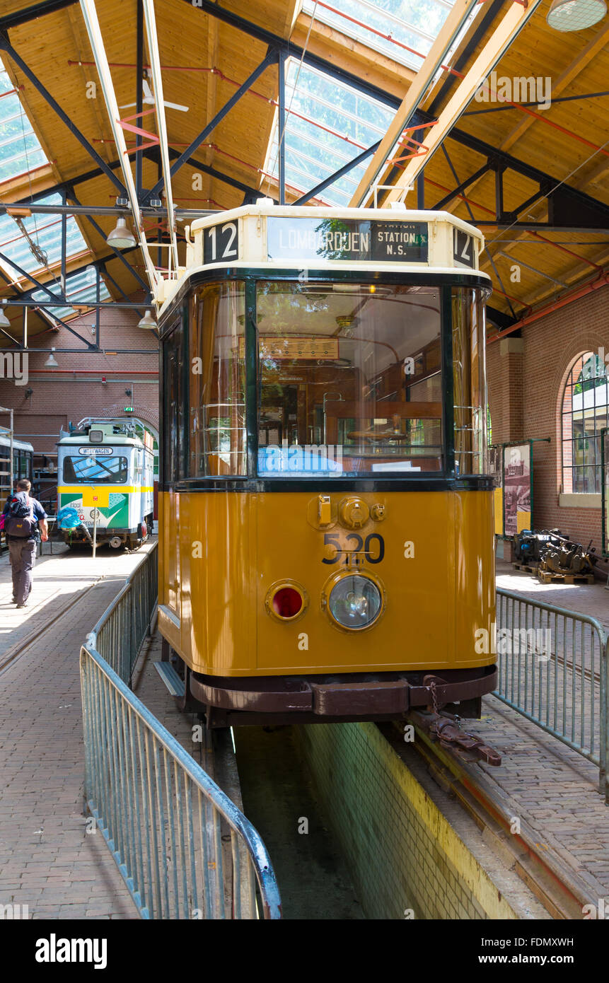 ARNHEM, Niederlande - 26. Juli 2015: Vintage Straßenbahn in einem Depot in den Niederlanden Open-Air-Museum. Das Museum zeigt die Holländer hist Stockfoto