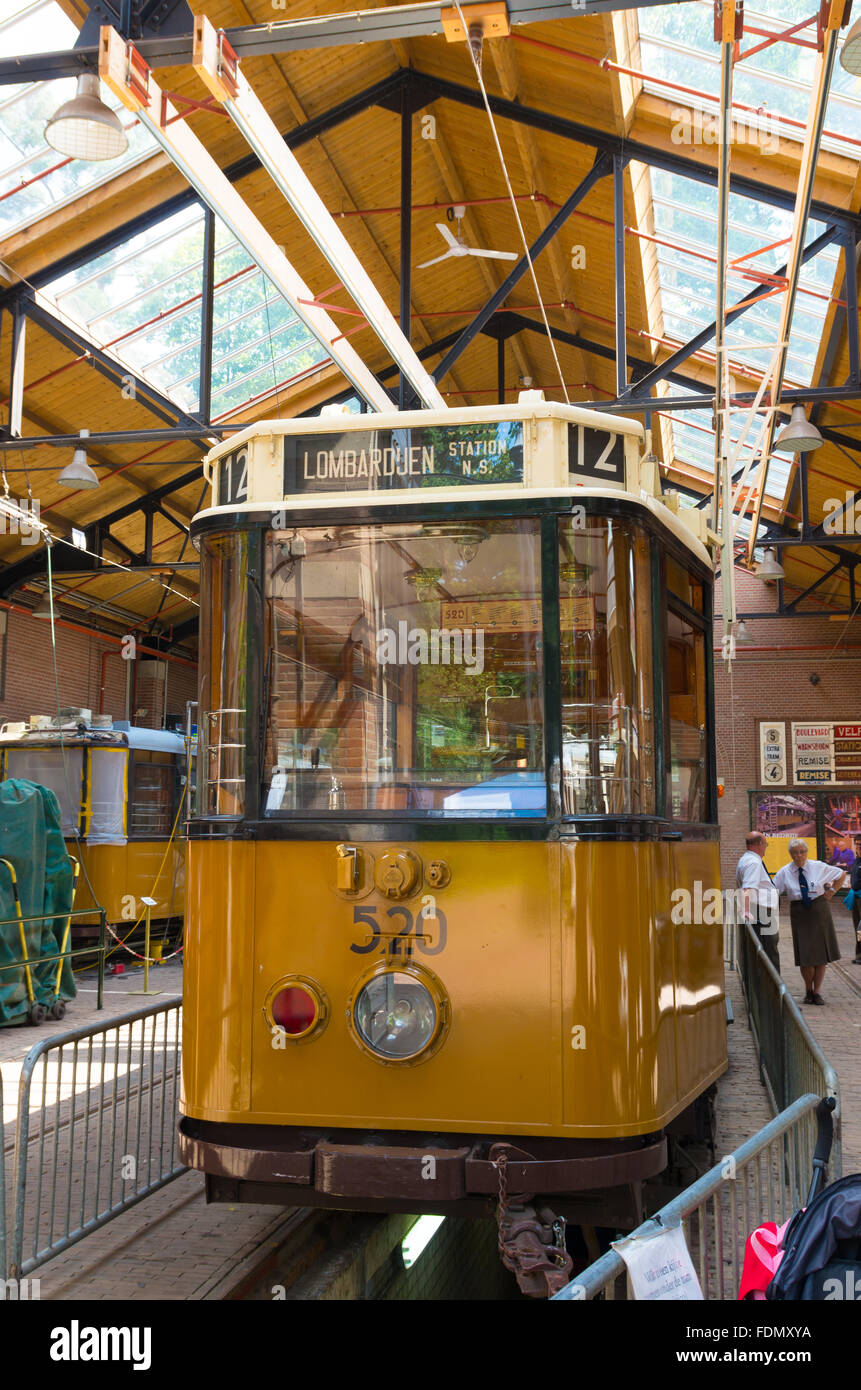 ARNHEM, Niederlande - 26. Juli 2015: Vintage Straßenbahn in einem Depot in den Niederlanden Open-Air-Museum. Das Museum zeigt die Holländer hist Stockfoto