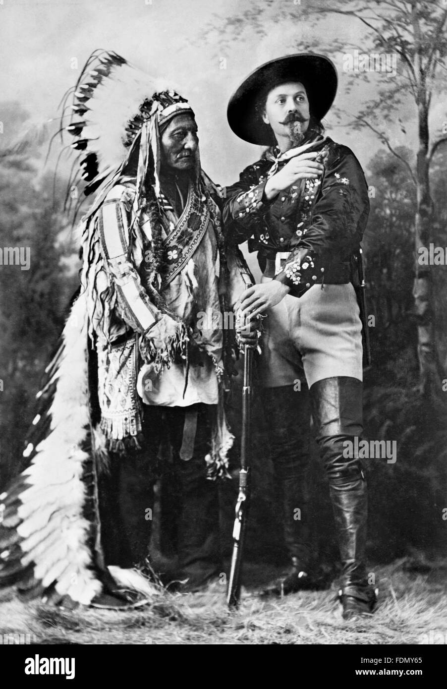 Buffalo Bill Wild West Show. Sitting Bull, ein Hunkpapa Lakota heiliger Mann und ein Führer, weitgehend verantwortlich für die Niederlage von General Custer am Little Bighorn mit der Showman, Buffalo Bill Cody. Foto c.1885 Stockfoto