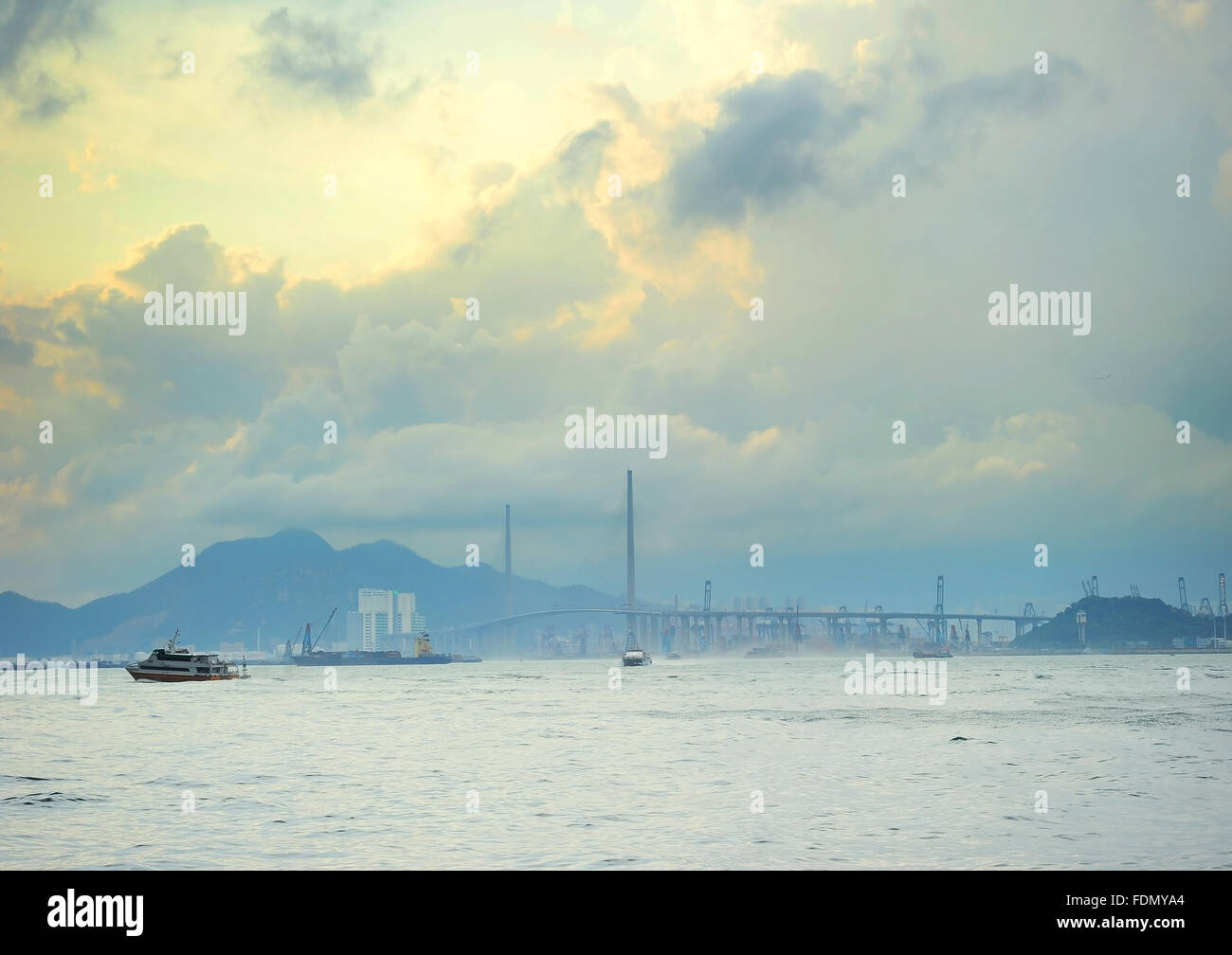 Hafen von Hongkong und Tsing Ma Brücke bei Sonnenuntergang Stockfoto