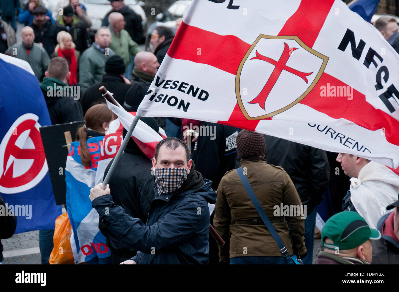 Rechtsextremen Gruppen, die Teilnahme an einer Anti-Einwanderungs-Anti-Flüchtling organisierte Rallye durch die Nationale Front in Dover Kent Jan 30. 2 Stockfoto