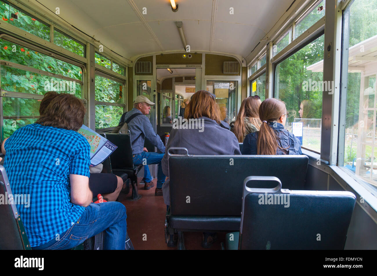 ARNHEM, Niederlande - 26. Juli 2015: Unbekannte Menschen in einer antiken Straßenbahn in den Niederlanden Open-Air-Museum. Das Museum zeigt die Stockfoto