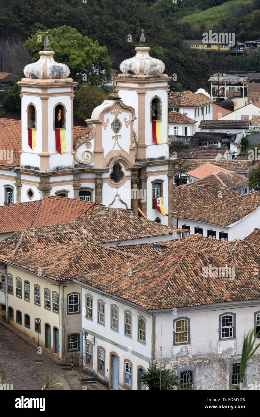 Casario kolonialen Centro Histórico com Torres da Igreja Matriz de Nossa Senhora Do Pilar Stockfoto