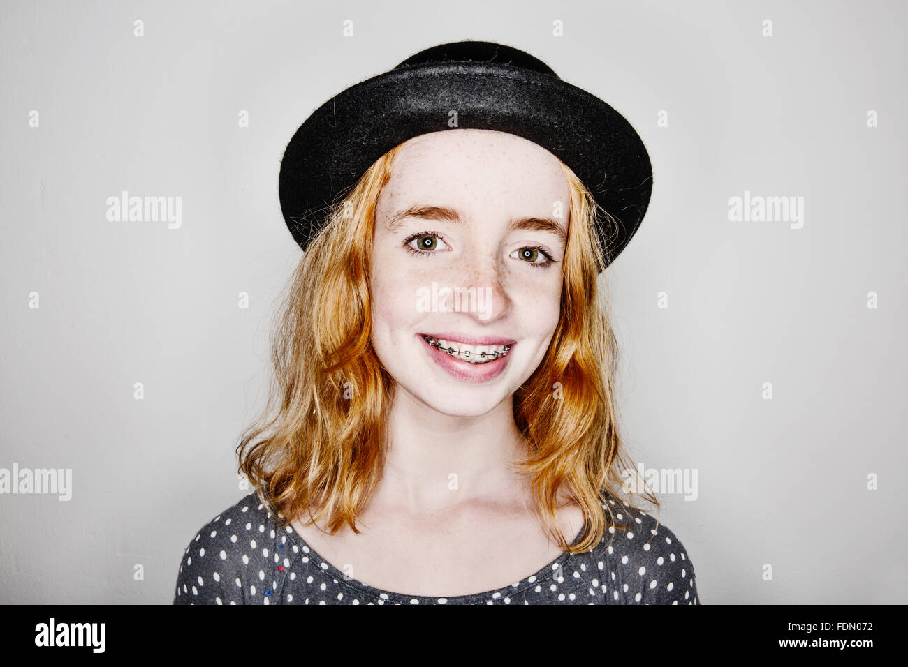 Mädchen mit Hut und Hosenträger, Porträt, Deutschland Stockfoto