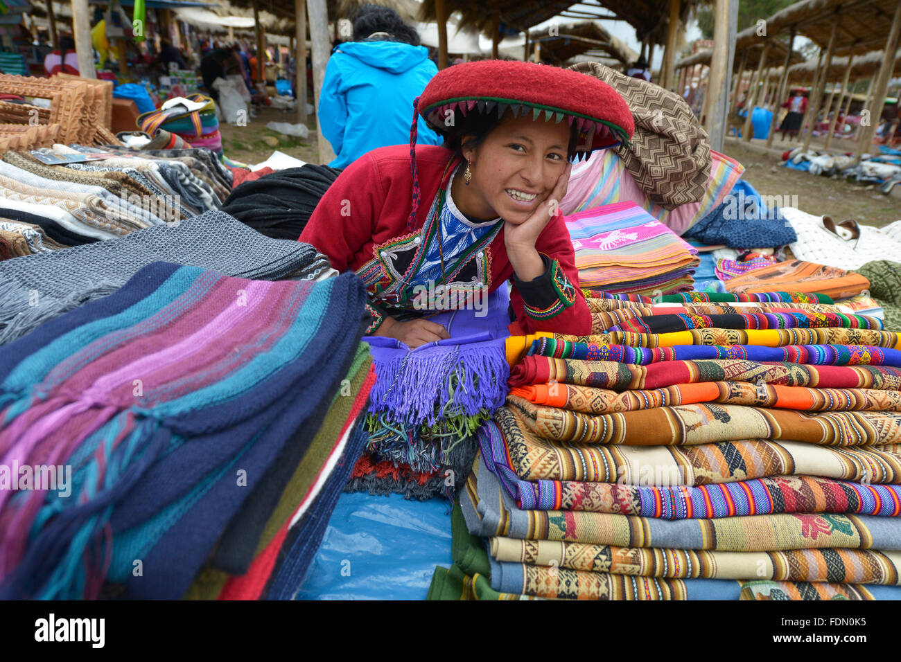 Chinchero, Peru - 20. September 2015: Peruanische Frau gekleidet in traditioneller Kleidung während der Arbeit an einer hausgemachten Wollindustrie. Stockfoto