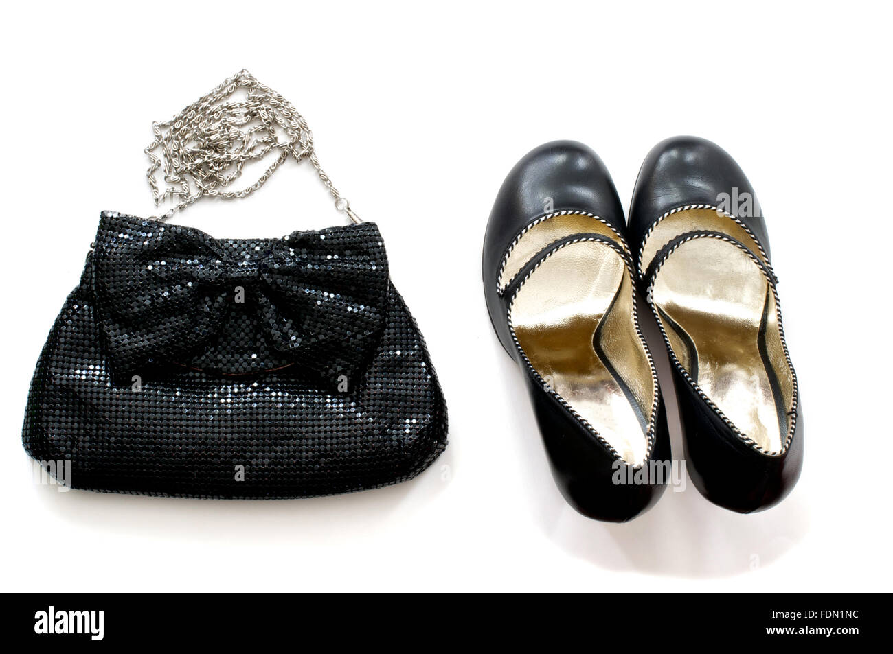 Isolierte schwarze Clutch-Tasche mit high Heels Schuhe in weiß Stockfoto