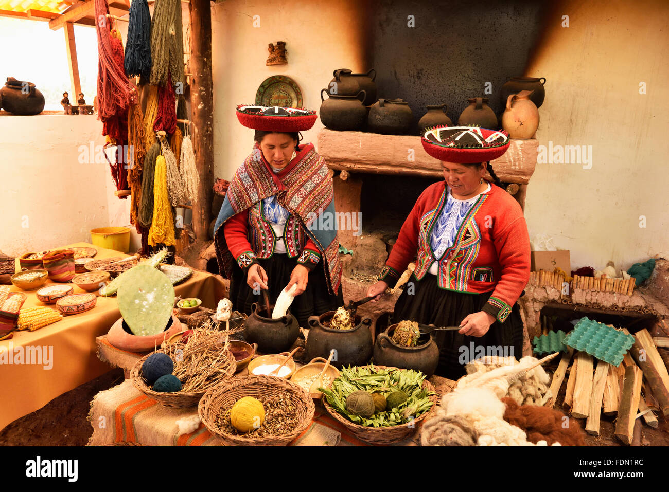 Zwei Peruaner, traditionelle Alpaka-Wolle färben, Chinchero, Provinz Cusco, Peru Stockfoto