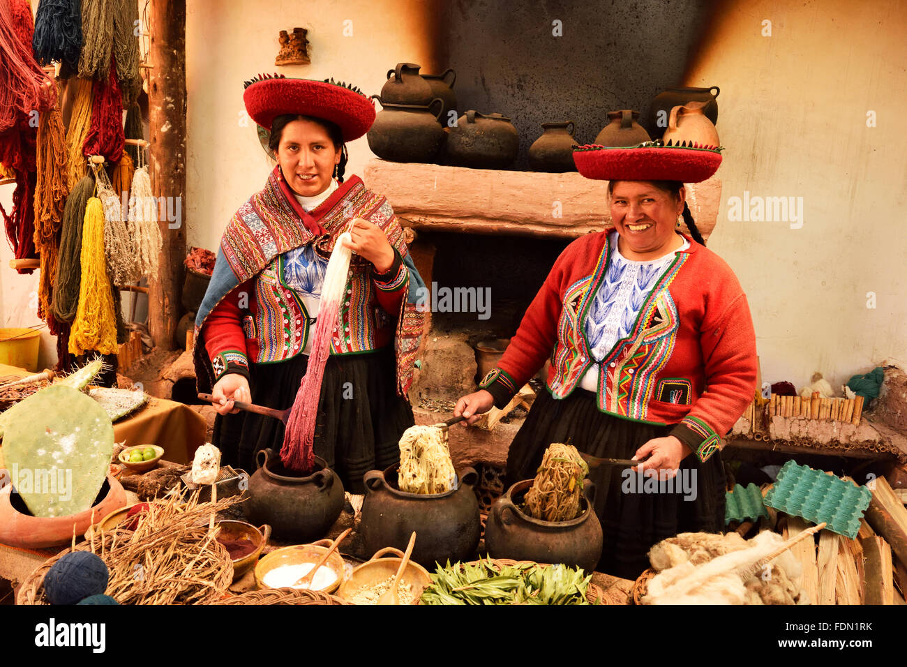 Zwei Peruaner, traditionelle Alpaka-Wolle färben, Chinchero, Provinz Cusco,  Peru Stockfotografie - Alamy