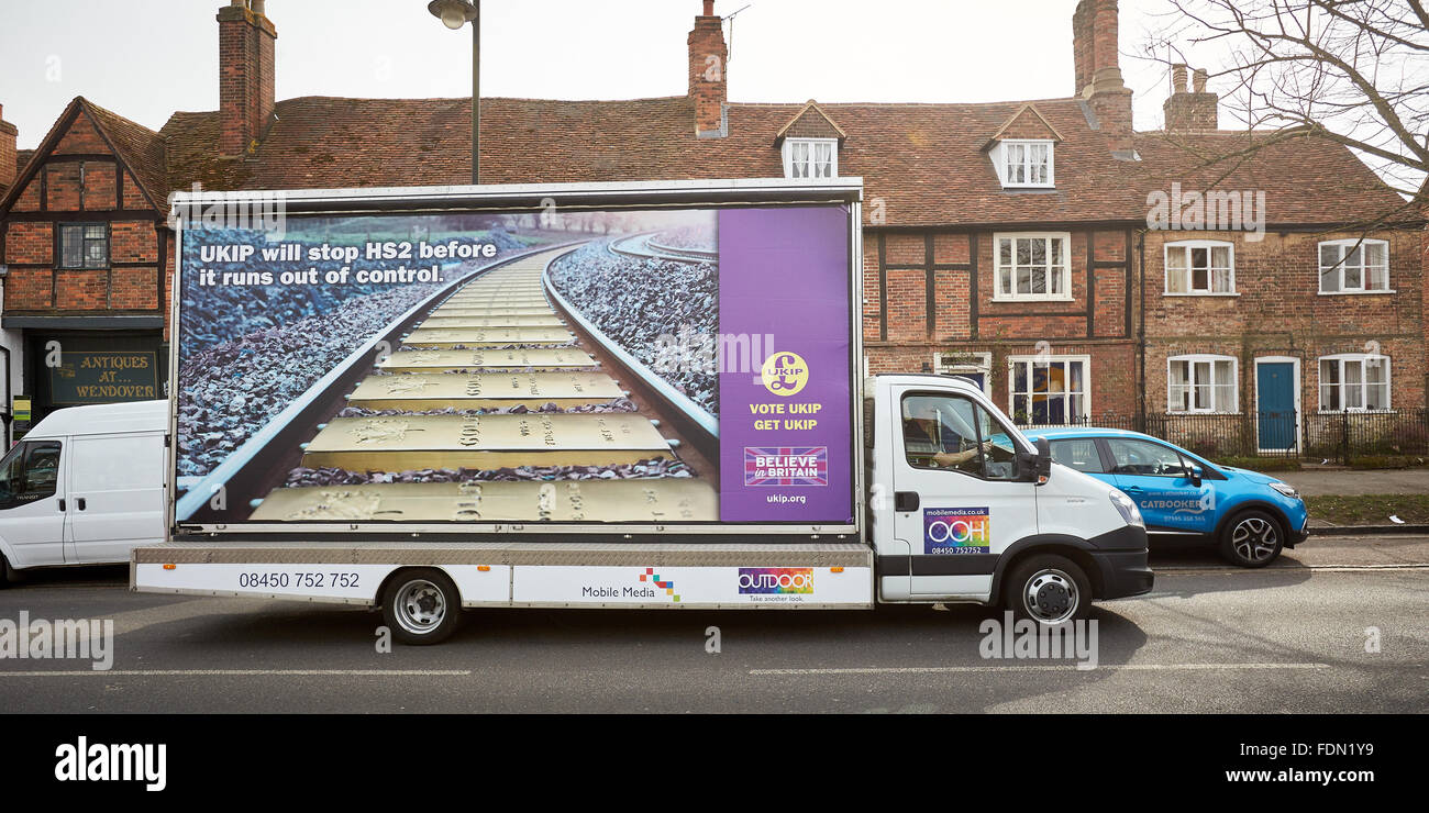Ein UKIP Anti-HS2 Poster, mit einer Spur von Goldbarren, gemacht wird durch Wendover getrieben. Stockfoto