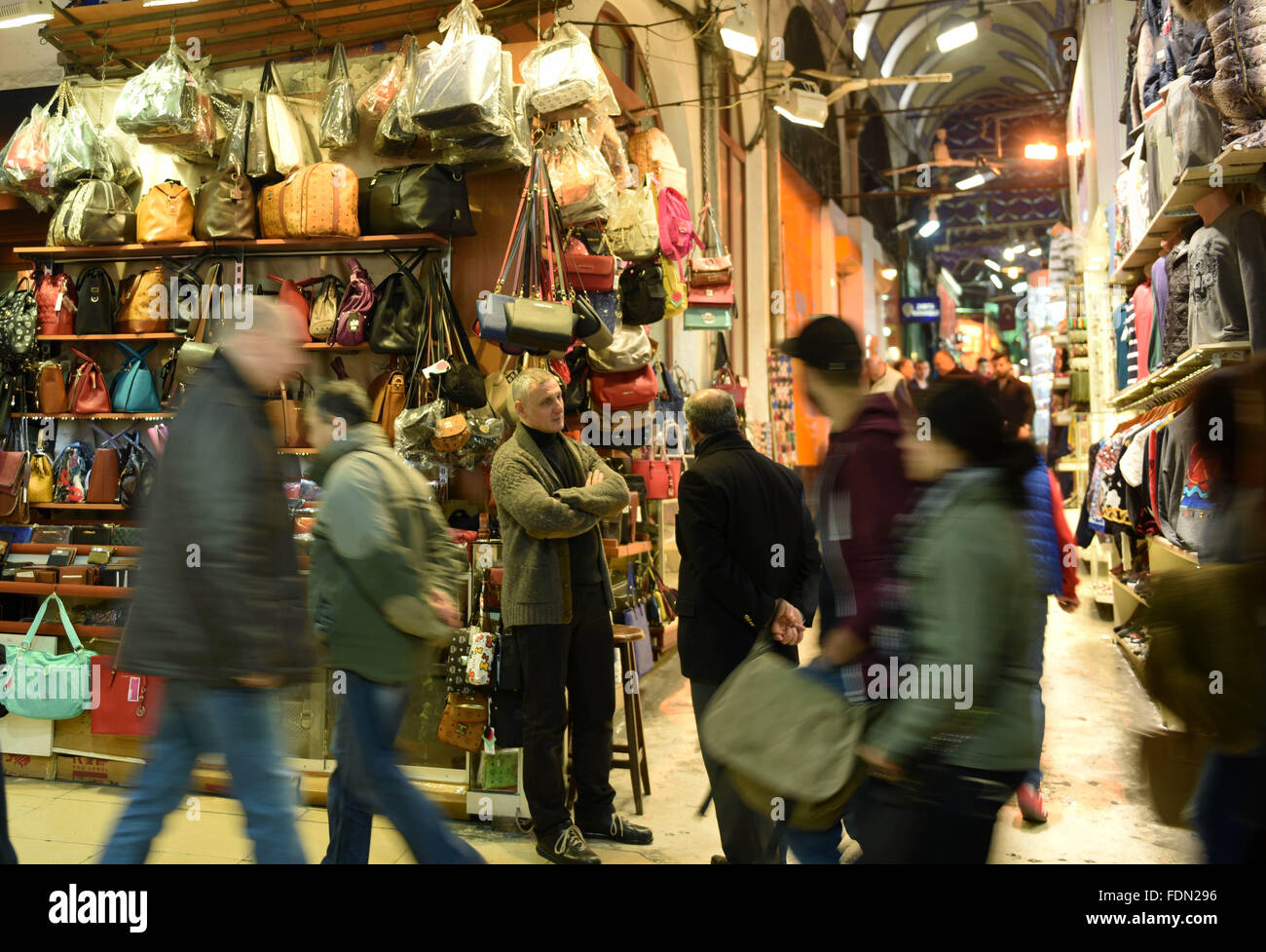 (160201)--ISTANBUL, 1. Februar, 2016(Xinhua)--zwei Männer reden auf der Innenseite Straße auf dem großen Basar in Istanbul, Türkei, am 1. Februar 2016. Istanbuler Grand Bazaar, einer der ältesten und größten überdachten Märkte der Welt und eine Hauptattraktion für diese Metropole ist es, umfangreiche Restaurierung bereits im April, kündigte am Montag an die Behörden. Das Projekt wird voraussichtlich mindestens zehn Jahre dauern und mehr als 40 Millionen US-Dollar Kosten. (Xinhua / He Canling) Stockfoto