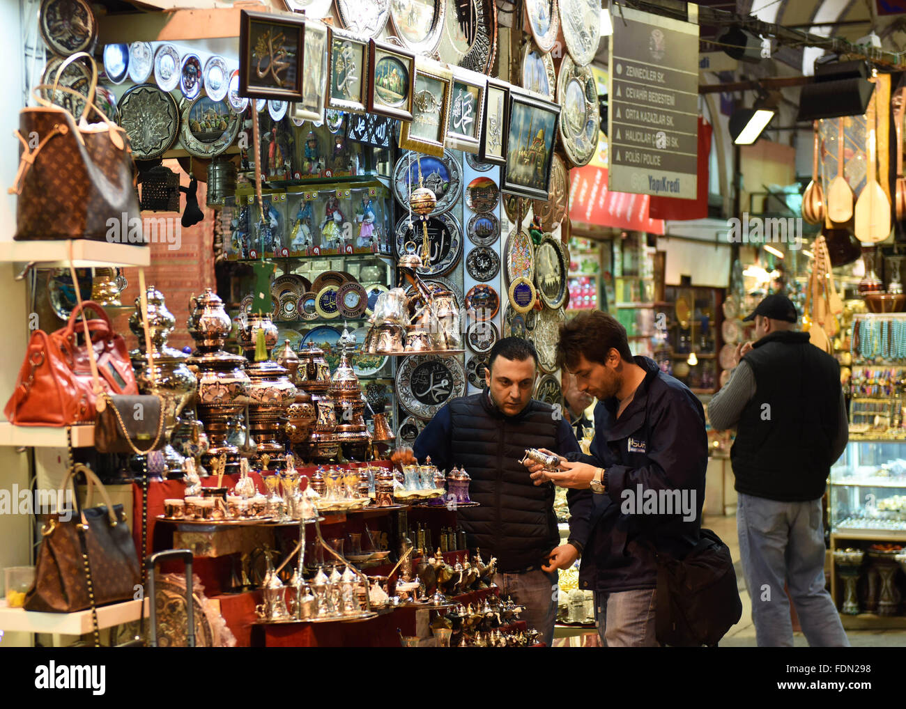 (160201)--ISTANBUL, 1. Februar, 2016(Xinhua)--zwei Männer überprüfen Handwerk auf dem großen Basar in Istanbul, Türkei, 1. Februar 2016. Istanbuler Grand Bazaar, einer der ältesten und größten überdachten Märkte der Welt und eine Hauptattraktion für diese Metropole ist es, umfangreiche Restaurierung bereits im April, kündigte am Montag an die Behörden. Das Projekt wird voraussichtlich mindestens zehn Jahre dauern und mehr als 40 Millionen US-Dollar Kosten. (Xinhua / He Canling) Stockfoto