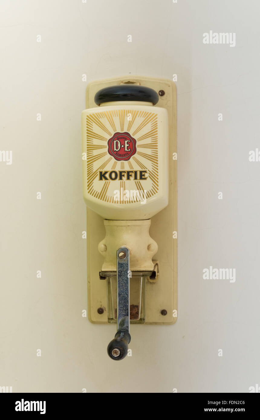 ARNHEM, Niederlande - 26. Juli 2015: altmodisch Kaffee Handmill in den Niederlanden Open-Air-Museum. Das Museum zeigt die Holländer Stockfoto