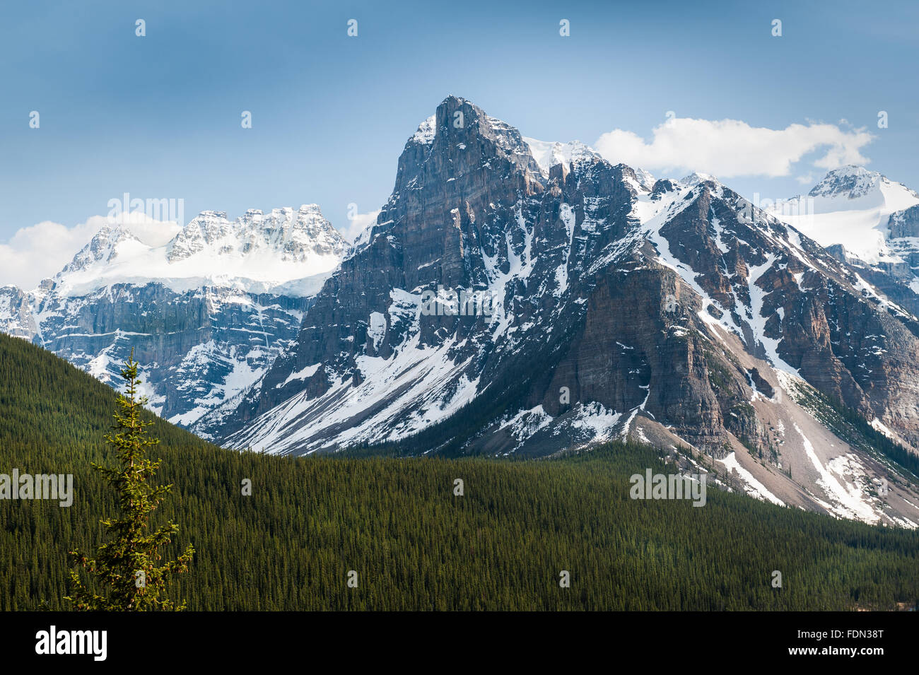 Schließen Sie die Ansicht der Gletscher rund um Moraine Lake im Banff Nationalpark, Alberta, Kanada Stockfoto