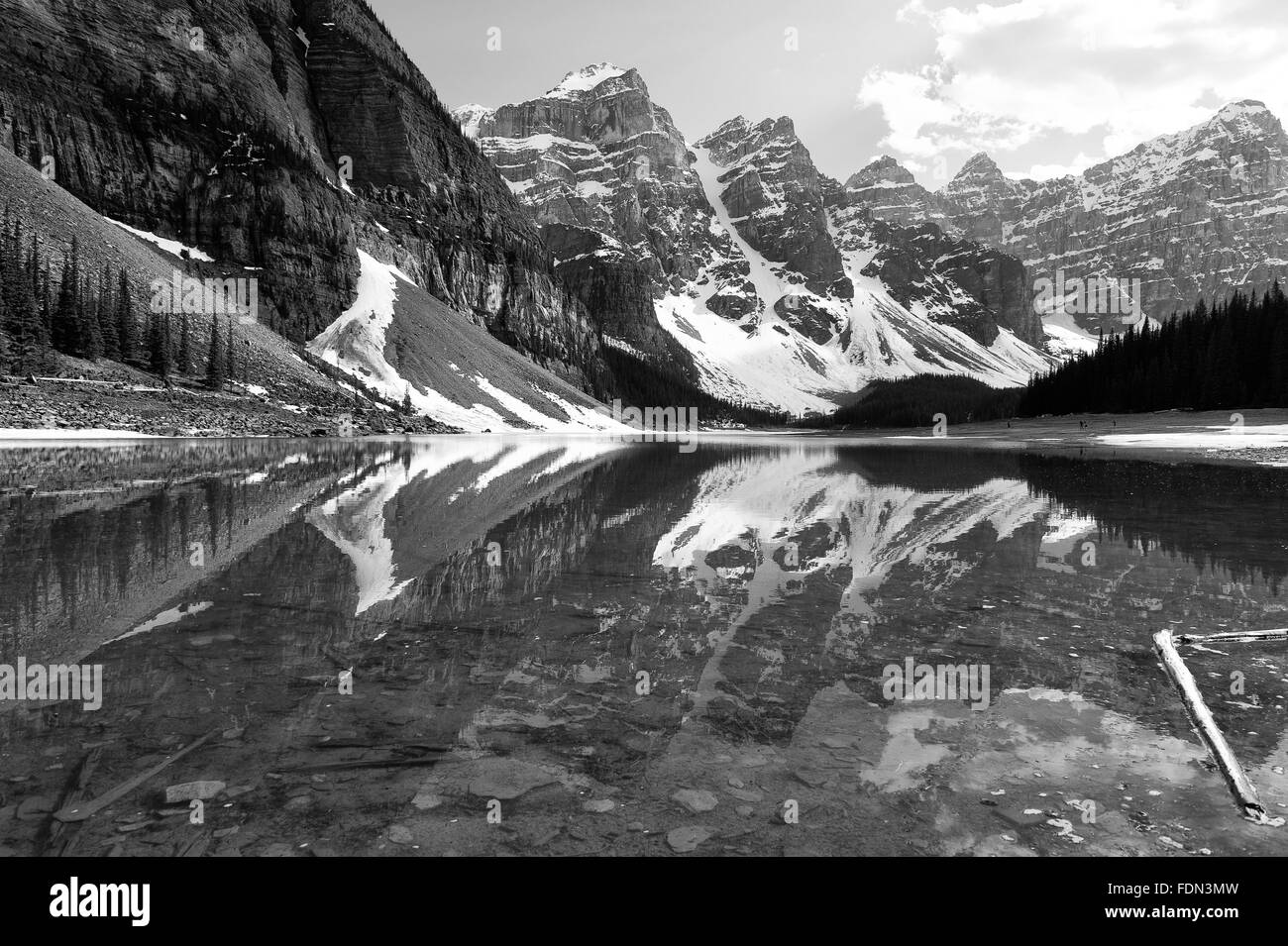 Tal der zehn Gipfel Gletscher Panorama mit Reflexionen im Moraine Lake im Banff Nationalpark, Alberta, Kanada Stockfoto