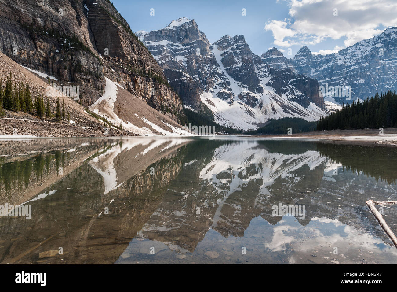Tal der zehn Gipfel Gletscher Panorama mit Reflexionen im Moraine Lake im Banff Nationalpark, Alberta, Kanada Stockfoto