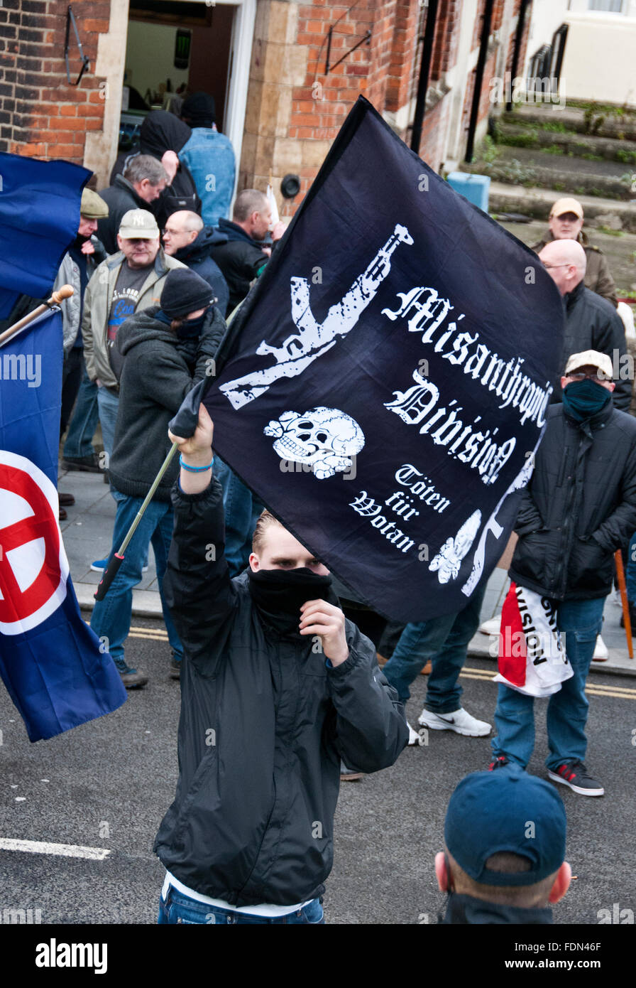 Rechtsextremen Gruppen, die Teilnahme an einer Anti-Einwanderungs-Anti-Flüchtling-Rallye organisiert von der nationalen Front Dover Kent 30. Januar 2016 Stockfoto