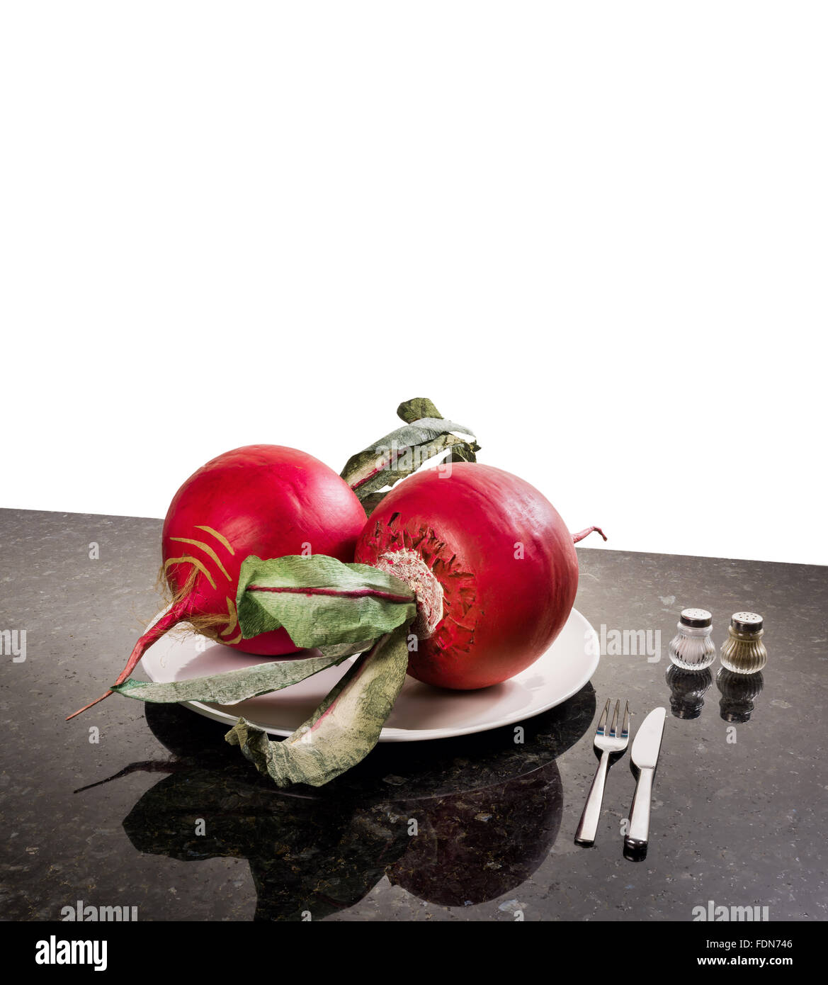 Denken Sie groß größte Rettich Radieschen rot denken Konzept denken viel Platz für Text Layout Schnitt weißen Hintergrund ausschneiden Essen popul Stockfoto