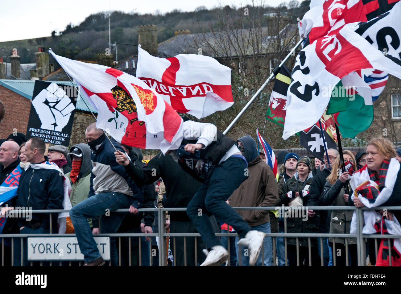 Rechtsextremen Gruppen, die Teilnahme an einer Anti-Einwanderungs-Anti-Flüchtling organisierte Rallye durch die Nationale Front in Dover Kent Jan 30. 2 Stockfoto